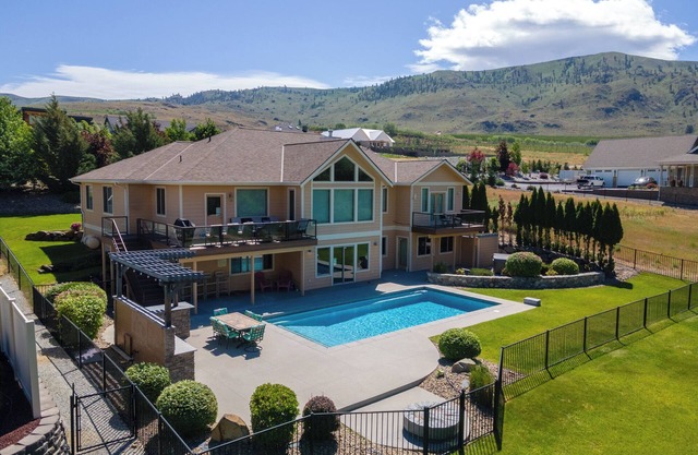 Waterfront Home, Pool, Hot Tub. Minutes to Chelan!