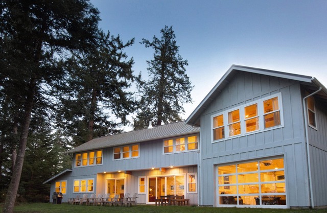 Waterfront Home, Private Beach: the Spacious & Contemporary Madrona House