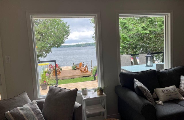 Waterfront Home Sandy beach on beautiful Horn Lake