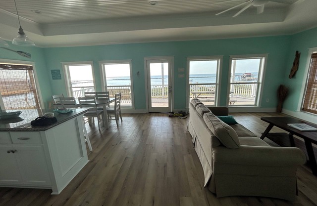 Waterfront Home w / 400 'Muelle de pesca. Cangrejo y pescado en el muelle con acceso en barco.