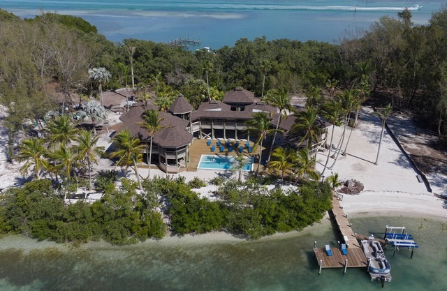 Waterfront home with private beach, a private pool, and water activities! Moku
