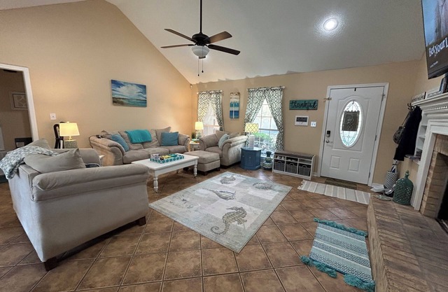Waterfront home with 3 bedrooms 2 bathrooms and lots of amenities!