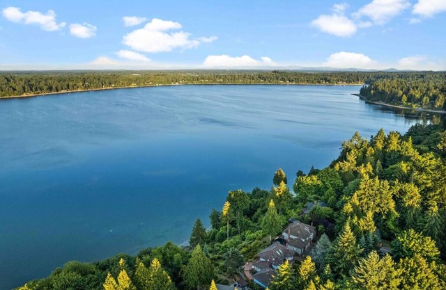 Waterfront home with Hot Tub and breathtaking Mt Rainier view