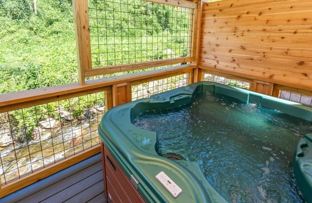 Waterfront/Hot Tub/.7 Miles 2 DwTn Gatlinburg