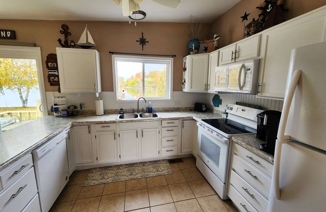 Waterfront - Hot Tub, Game room, Kayaks, Paddle king!