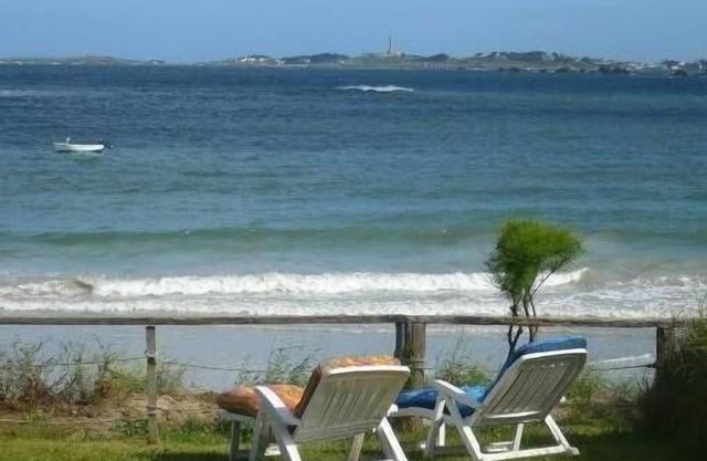 Casa pie en el agua, cerca de Roscoff, con impresionantes vistas de la isla de Batz