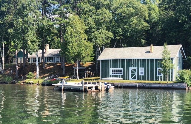 Lake Superior Family House en el agua