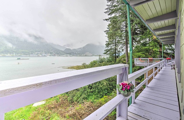 Waterfront Home w / Deck 5 minutos en el centro de Juneau!