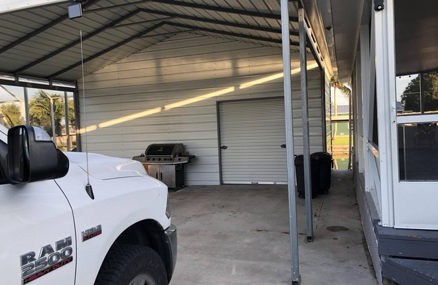 Frente al agua, piscina enterrada, muelle cubierto para botes, cercado 3/2 Inicio