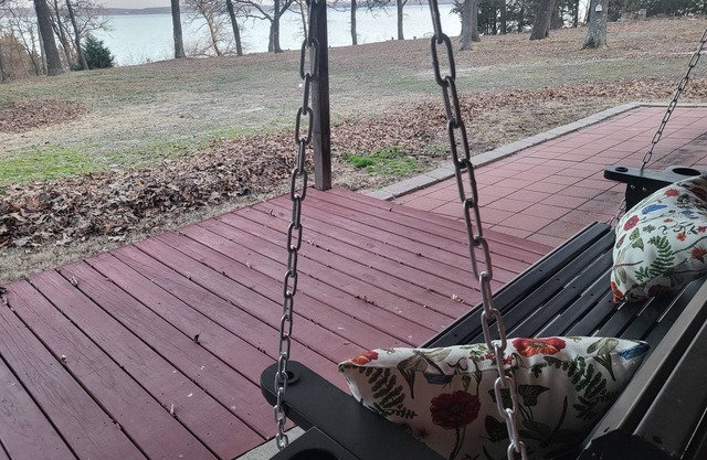 Waterfront industrial-farmhouse with wine fridge, hot tub, firepit, sleeps 8