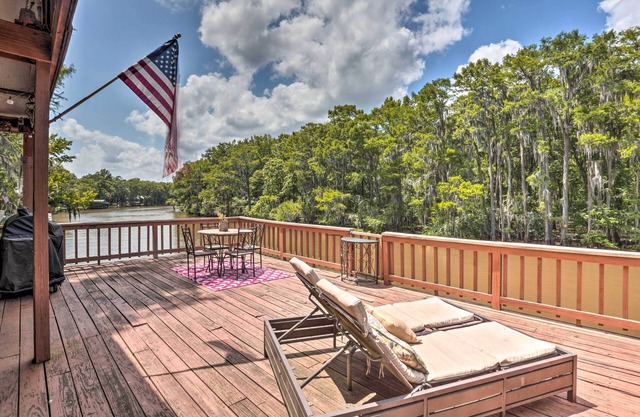 ¡NUEVO! Waterfront Karnack Home w / Deck & Boathouse!