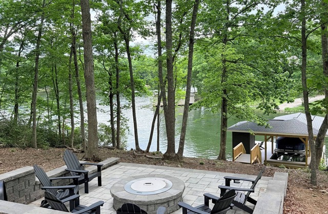 Waterfront! Laid Back at Lake Anna, new home, deep water cove, dock, fire pit!