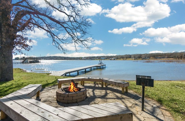 Waterfront Cottage w / enorme terraza, patio y porche para disfrutar del hermoso agua!