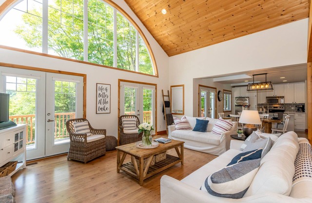 Waterfront Lake House recientemente actualizado en el hermoso lago Three Mile