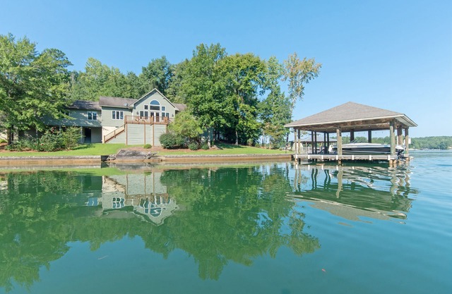 Waterfront Lake house on Lake Martin