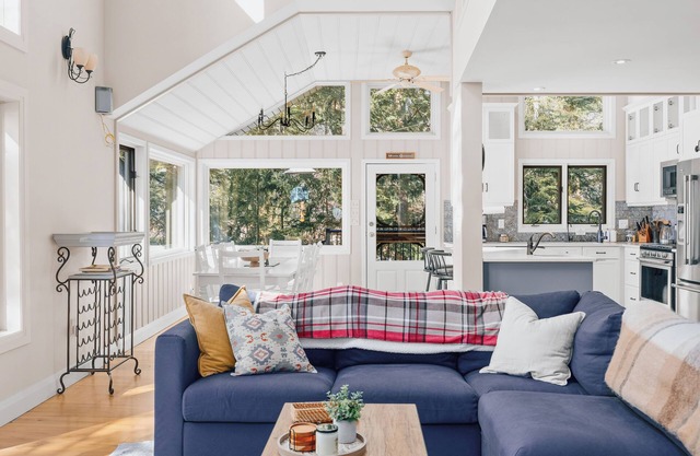 Waterfront Lake of Bays Cottage w/Sauna, Kayaks, BBQ, A/C