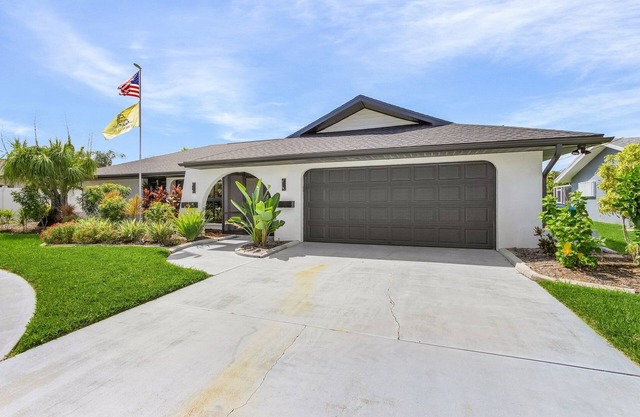 Waterfront living - Sleeps 16, Two Heated Pools - 2 Tickets to Paradise - Roelens