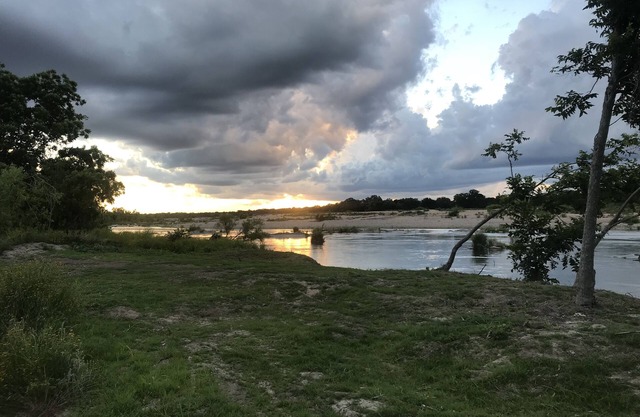 Waterfront Llano River Cabin con cubierta enorme