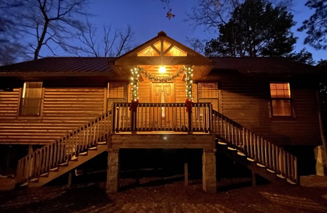 Waterfront log cabin! 3 bed, 2 bath, 5 kayaks, sleeps 10. Boat dock, fire pit