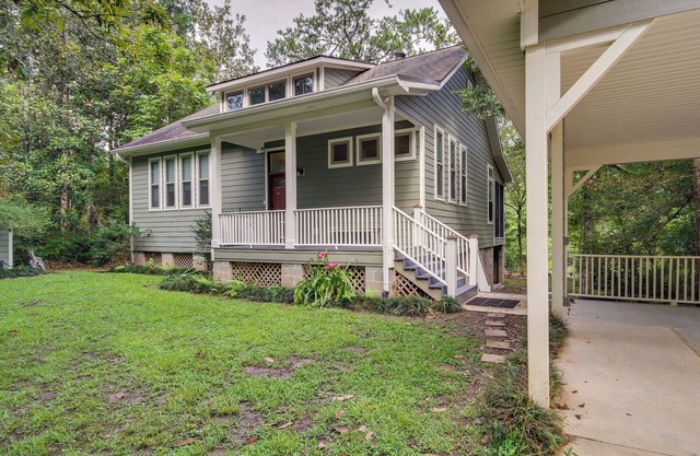 Waterfront Loranger Cottage: Hot Tub, Deck & Grill