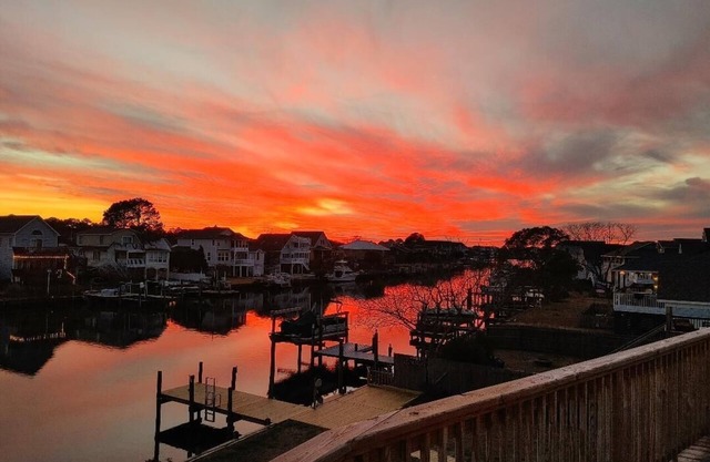 WATERFRONT!. Lux spacious home. Private docks. Fishing, Crabbing, and Kayaking!