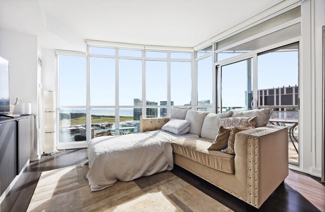 WATERFRONT LUXURY CONDO IN DOWNTOWN TORONTO WITH FREE PARKING