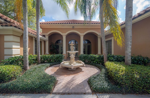 LUXURY LAKEFRONT Lake Magdalene VILLA Private HEated POOL,Kayaks,Paddleboat!