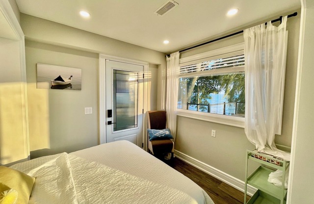 Waterfront Modern Cozy 3-bedroom Entire Cottage