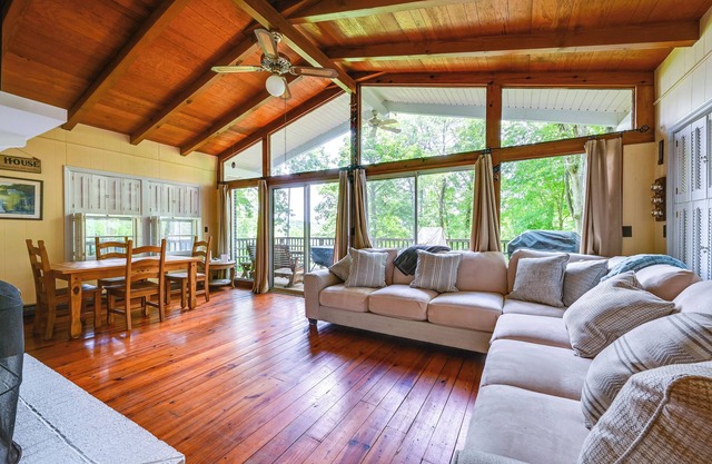 Waterfront Nolin Lake Gem: Guest House & Balcony