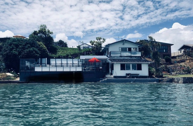 Waterfront Oasis: Panoramic views, pool, pet-friendly. Like living on a boat.