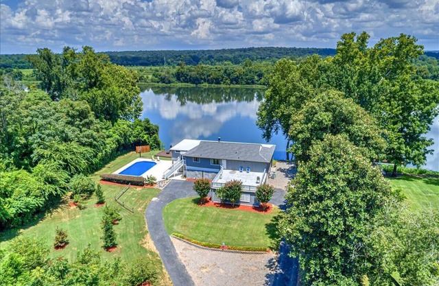 RIVERHOUSE PRIVATE 3acres ~ Pool ~ Boat Dock-Tee Off Deck-Fire Pit-Nature-QUIET