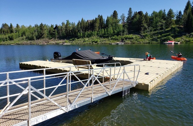 Waterfront on Henry's Lake - 10 bedroom 7 bathroom home