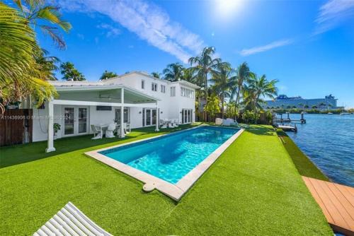Waterfront Paradise 4 BD Villa Miami Breeze with Pool