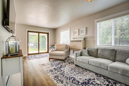 Waterfront Pelican Lake Cottage with Lake Access!