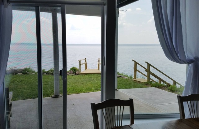 Retiro de mascotas frente al mar recientemente renovado que se encuentra en el Lago Oneida.