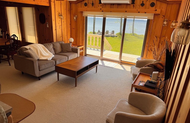 Waterfront & Pvt Beach 120’Shoreline: SHALLOW/Sandy: Perfect for Little Kids!