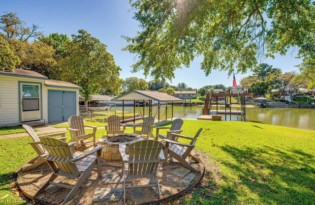 Waterfront Retreat w/ Hot Tub in Gun Barrel City!