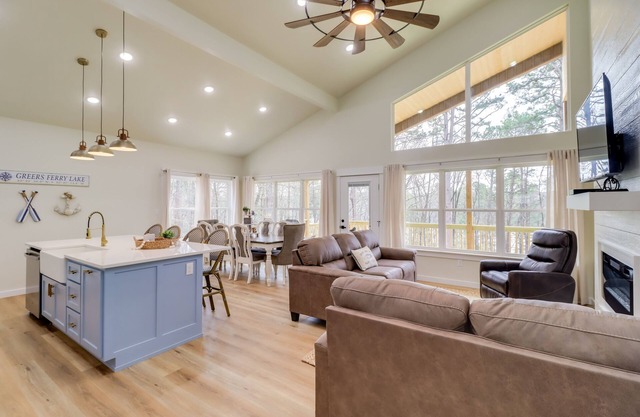 Waterfront Retreat on Greers Ferry Lake w/ Hot Tub
