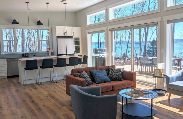 Waterfront retreat on Annapolis Basin - private; hot tub; fully equipped kitchen