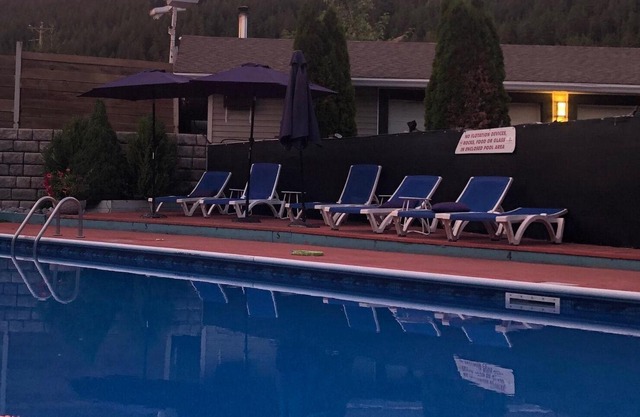 Beachside RV Rental in Blind Bay - right on Shuswap Lake