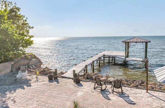 Waterfront Shack on Tampa Bay! Tranquil Million dollar views,2 beds/loft cottage