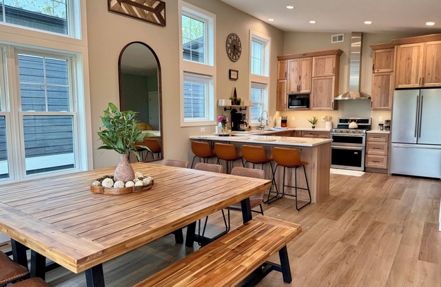 WATERFRONT SHORELINE HOME Views Modern Sauna 20% Off Bike Rental+MTB Pass