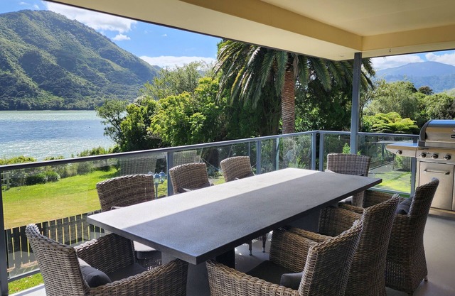 Waterfront & spacious. Room for cars & boat trailer. 6KM from Havelock Marina