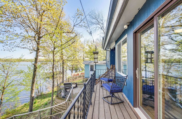 Waterfront Spirit Lake Cabin w/ Boat Rental!