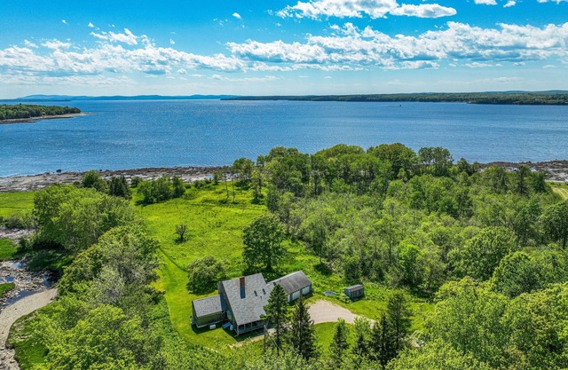 Waterfront stay with scenic deck, grill, smart TVs, shore access - dog-friendly