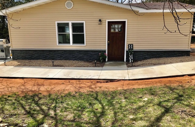 Waterfront studio in Escanaba with AC, WiFi 30+ day minimum rental only