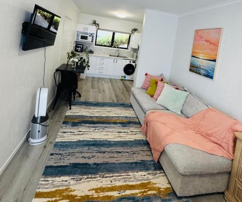 Waterfront studio unit near Auckland Airport