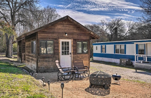 Waterfront Studio w/ Fire Pit on Lake Dunlap!