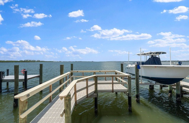 Waterfront Stunning 2 bed 2 bath riverfront beach home on Nettles Island