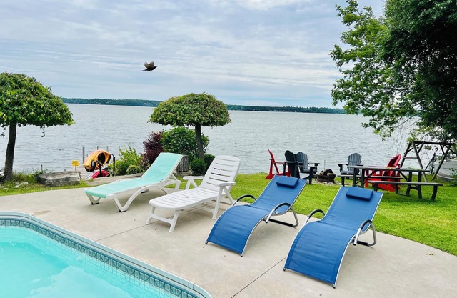 Waterfront Sunrise bungalow w/Swimming Pool